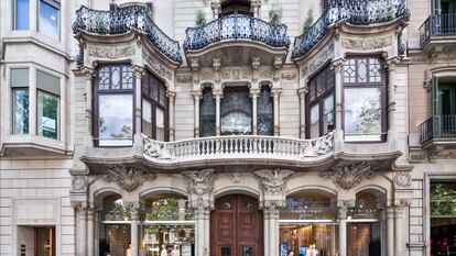 Fachada del edificio modernista en Passeig de Gràcia, Barcelona.