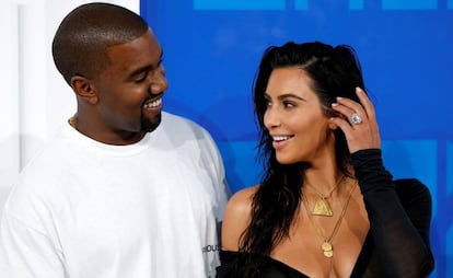 Kanye West y Kim Kardashian, con collares dise&ntilde;ados por su marido, el pasado agosto en los premios MTV Video Music Awards.
