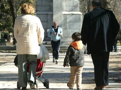 Una familia pasea en un parque.