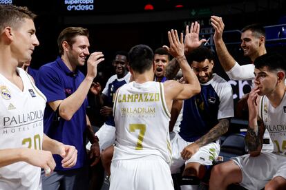 Campazzo recibe la felicitación de sus compañeros tras ganar la Supercopa. acbphoto