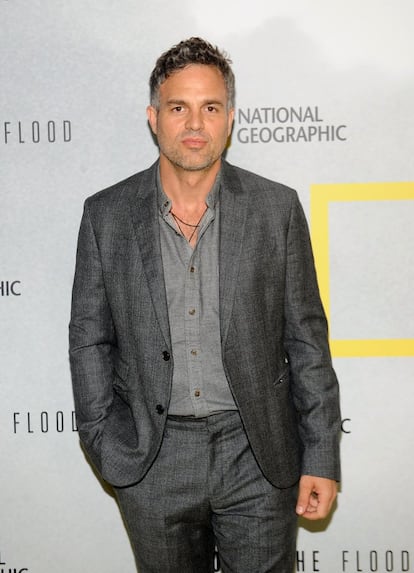 Mark Ruffalo escribía en 2013 un alegato sobre la confianza en la mujer y el derecho al aborto. “Mi madre se vio obligada a someterse a un aborto ilegal cuando era muy joven. Aquello le costó 600 dólares. La dejó traumatizada. Fue vergonzoso, sórdido y degradante. Cuando ella me contó esa historia, yo me quedé aterrado ante la ignominia de una sociedad capaz de obligar a una mujer a hacer eso. Ellas saben qué decisiones tomar sobre sus vidas, sobre sus cuerpos y sobre su prole. Creo que tienen la fibra moral, la sabiduría y el valor para asumir el derecho al aborto, y para que el ejercicio de ese derecho no se convierta en un crimen que conlleva el riesgo de morir, o de ir a la cárcel”, dijo el actor de 49 años y padre de dos hijas.