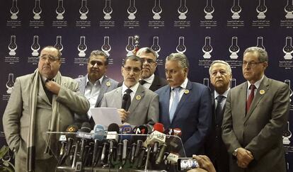 El nuevo jefe del Gobierno, el islamista Saaded&iacute;n Otmani (en el centro, con un folio en la mano), anuncia el pasado 25 de marzo la formaci&oacute;n de un Ejecutivo de coalici&oacute;n.
