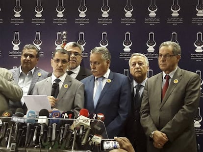 El jefe del Gobierno, el islamista Saadedín Otmani (en el centro, con un folio en la mano), anuncia el 25 de marzo de 2017 la formación de su Ejecutivo de coalición.