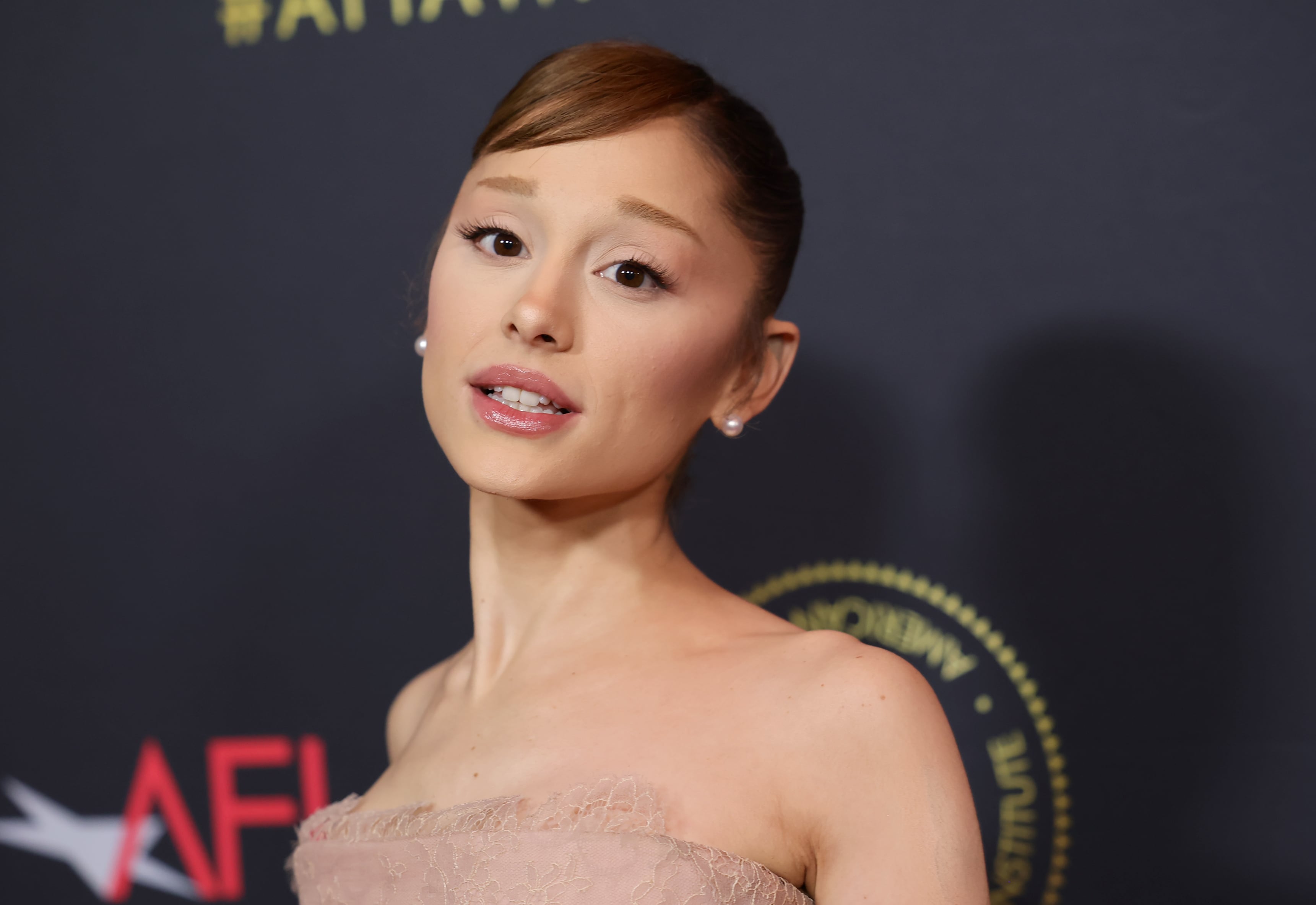 Ariana Grande se alejará de la “atención pública” tras su gira ante el “constante escrutinio” por su físico