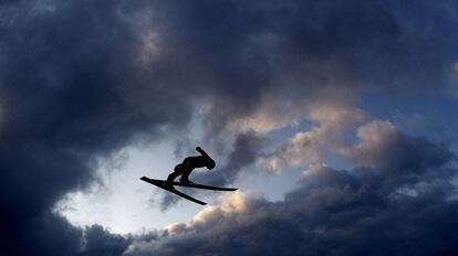 El ruso Denis Kornilov, durante su salto en la competición celebrada en Oberstdorf, al su de Alemania.