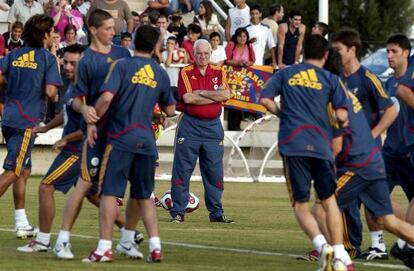 Luis Aragonés contempla un entrenamiento de España en 2006