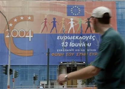 Un hombre pasa en Atenas ante un cartel en el que puede leerse: "Elecciones europeas, tu voz en Europa".