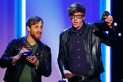 The Black Keys recogiendo el premio al mejor álbum del año.