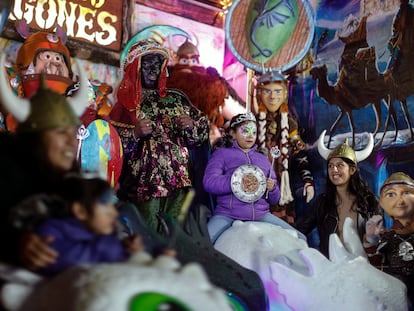 Actores que representan a los Reyes Magos previo a las celebraciones del próximo 6 de enero en Ciudad de México.