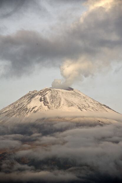 Ceniza y humo salen del crter de 'Don Gregorio' este 14 de mayo.