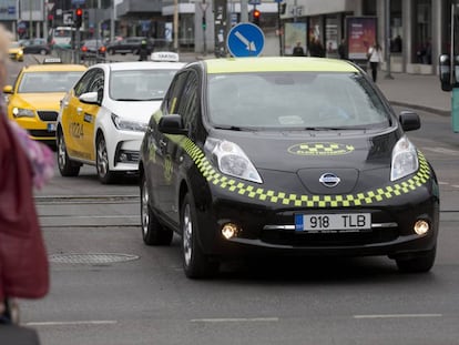 Un taxis el&eacute;ctrico circulando por el centro de Tallin, Estonia.
