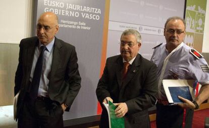 Ares (izquierda), junto al viceconsejero de Interior, Miguel Buen (centro), y el director de la Ertzaintza, José Antonio Varela, ayer en Erandio.