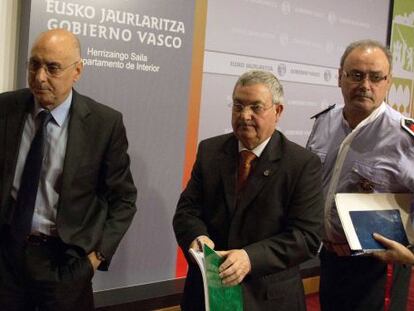 Ares (izquierda), junto al viceconsejero de Interior, Miguel Buen (centro), y el director de la Ertzaintza, José Antonio Varela, ayer en Erandio.