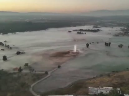 Vista aérea de la fuga de combustible en Tololotlán, Jalisco, la mañana de este viernes.