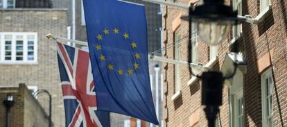 La bandera de la Unión Europea junto a la de Reino Unido cerca de Westminster, en Londres.