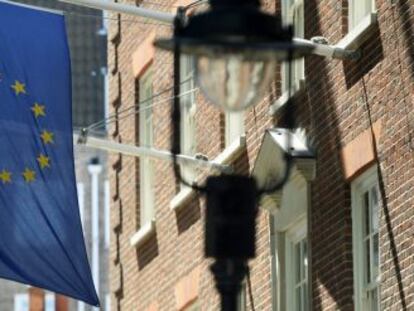 La bandera de la Unión Europea junto a la de Reino Unido cerca de Westminster, en Londres.