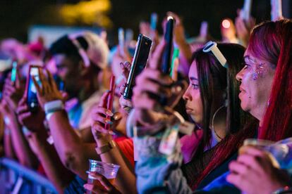Los asistentes usan sus móviles durante el concierto de Karol G en el Centro Deportivo Tietê el 10 de mayo de 2024 en Sao Paulo, Brasil.