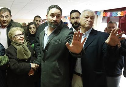 Santiago Abascal (en el centro) en el colegio electoral del distrito de Hortaleza donde ha ejercido su derecho al voto, este domingo en Madrid.