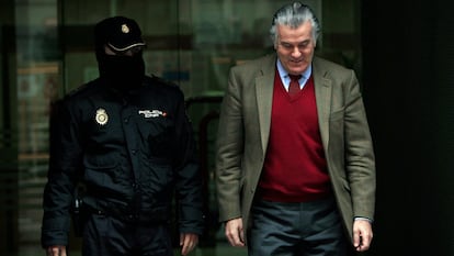 El extesorero del PP, Luis Bárcenas, sale de la Audiencia Nacional en 2013.