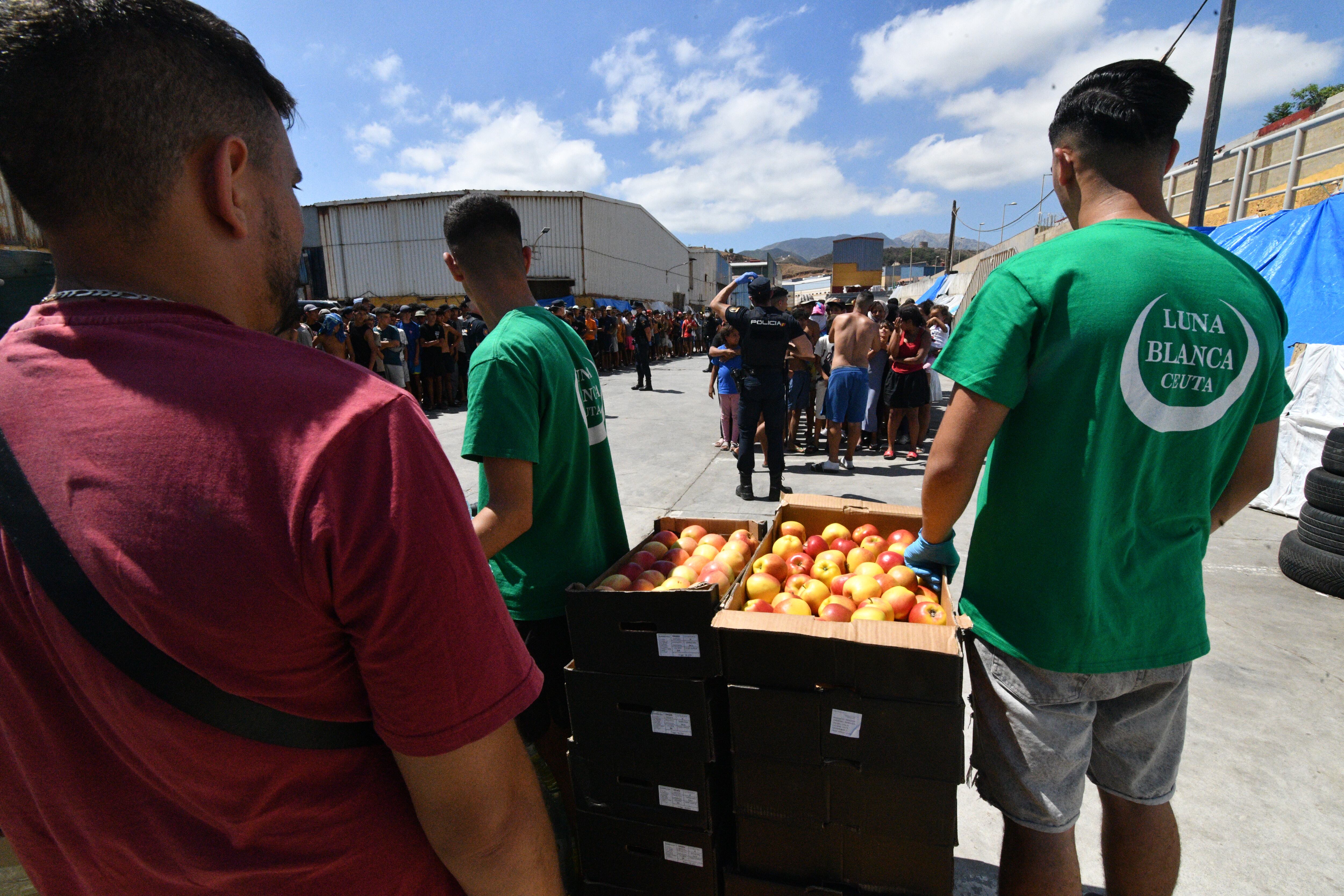 Reparto de comida, el domingo 23 de agosto, en el Polígono de El Tarajal.