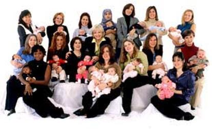 16 mujeres embarazadas el 11 de septiembre que perdieron a sus maridos posan para un programa de la ABC.