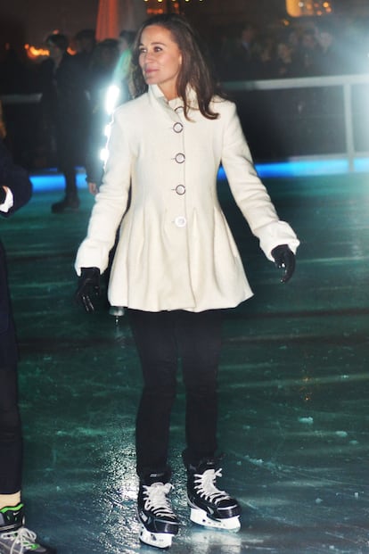 Para ir a patinar sobre hielo, Pippa Middleton eligió un poco favorecedor abrigo blanco con tres botones.