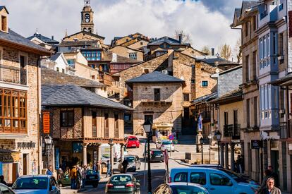 La situación estratégica de Puebla de Sanabria, en la provincia de Zamora a un paso de la de León, Galicia y Portugal, forjó la localidad como bastión fortificado curtido en mil batallas (aún se conserva buena parte de las murallas). Declarada conjunto histórico-artístico, con calles empedradas flanqueadas por fachadas blasonadas y algunas de las balconadas más hermosas de la zona, la villa atesora patrimonio como el castillo de los Condes de Benavente y la iglesia de Santa María del Azogue. También pueblo bonito, se encuentra en las inmediaciones del parque natural del Lago de Sanabria, y es famosa por su riqueza paisajística.<br></br> Más información: <a href="https://www.pueblasanabria.com/" target="_blank">pueblasanabria.com</a>