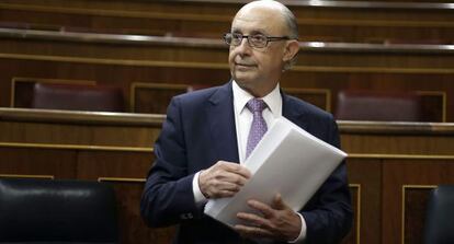 El ministro de Hacienda, Crist&oacute;bal Montoro, ayer a su llegada al Congreso.