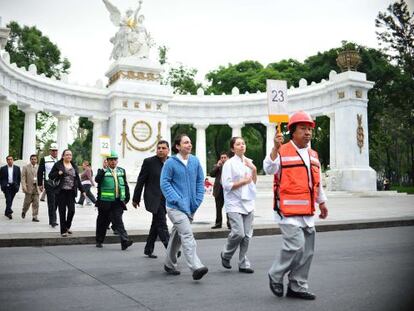 Empleados p&uacute;blicos evacu&aacute;n los edificios tras el se&iacute;smo en la Ciudad de M&eacute;xico.