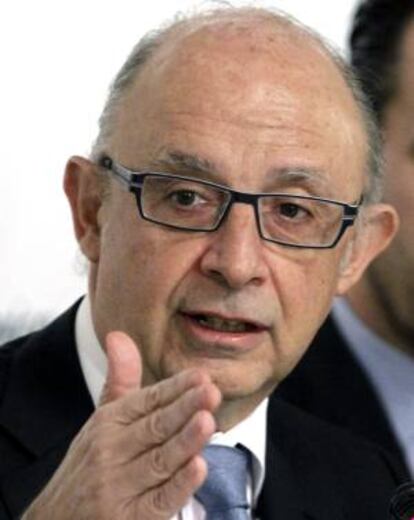El ministro de Hacienda y Administraciones Públicas, Cristóbal Montoro, durante su intervención en el desayuno informativo organizado hoy por Europa Press en un hotel de Madrid.