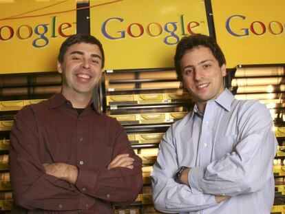 Los cofundadores de Google, Larry Page y Sergey Brin, en el campus de su empresa en Mountain View en 2003