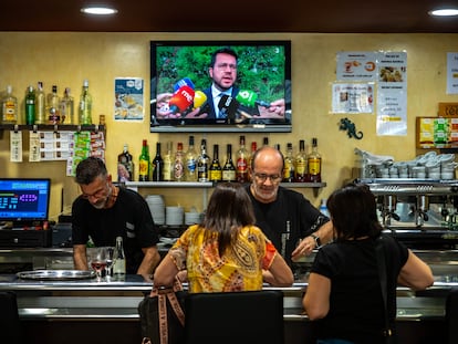 Varias personas charlan delante del televisor en el bar Etc.. de Sant Joan de Vilatorrada (Barcelona).