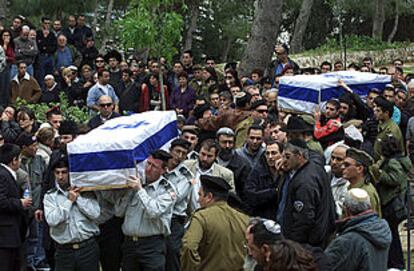 Las dos víctimas (un matrimonio, ella embarazada) del atentado palestino del jueves son conducidas al cementerio.