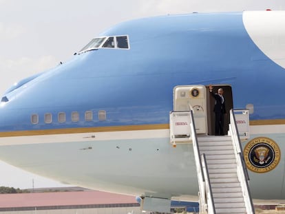 Obama sube al Air Force One en la base aérea de Torrejón para partir hacia la base naval de Rota, en Cádiz.