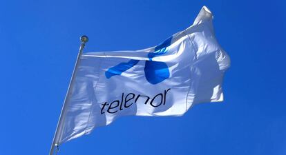 BAndera de Telenor en la sede de Fornebu, Noruega