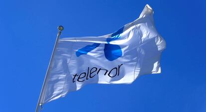 BAndera de Telenor en la sede de Fornebu, Noruega