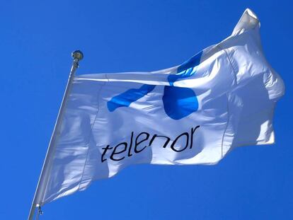 BAndera de Telenor en la sede de Fornebu, Noruega