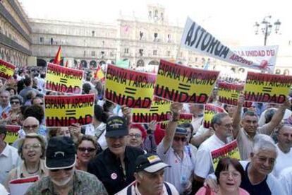 Manifestantes a favor de la unidad del Archivo de Salamanca, concentrados ayer en la plaza Mayor de esa ciudad.