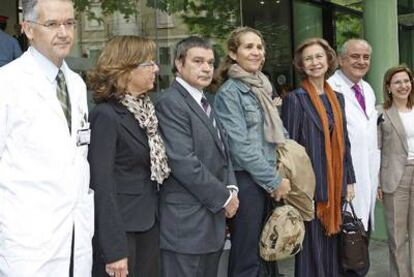 Doña Sofía acompañada de la infanta Elena junto a los máximos responsables del hospital barcelonés.
