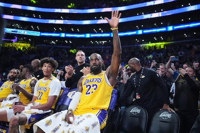 LeBron James, en el banquillo de los Lakers, tras superar los 50.000 puntos.