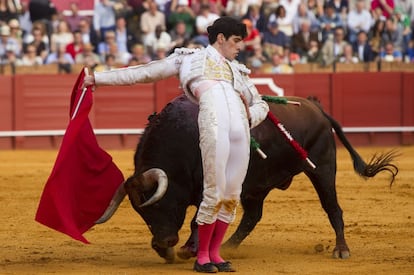 López Simón durante la faena con su primer toro.
