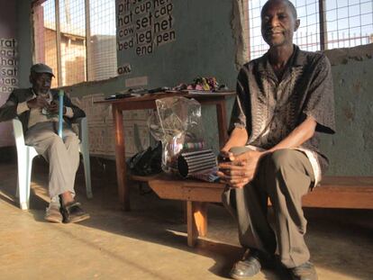 Yusuf Byaruhanga e Israel Bekandi, miembro y fundador del grupo de apoyo a seropositivos.