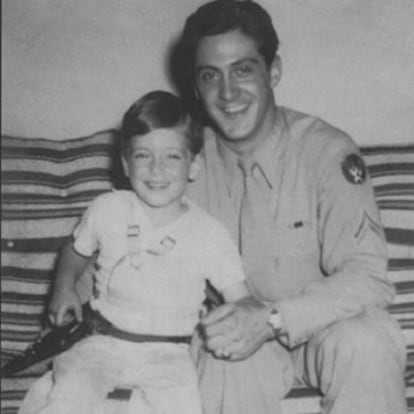 Al Pacino, fotografiado con su padre en 1944.