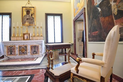 Desde hoy, todos los días menos los domingos y a un precio a partir de 18 euros quienes quieran visitar la villa pontificia de Castel Gandolfo podrán también acceder al dormitorio del pontífice, un enorme y luminosa habitación en lo más alto del palacio y desde donde se divisa el mar. En la imagen, la capilla privada del pontífice dedicado a Nuestra Señora de Czestochowa.