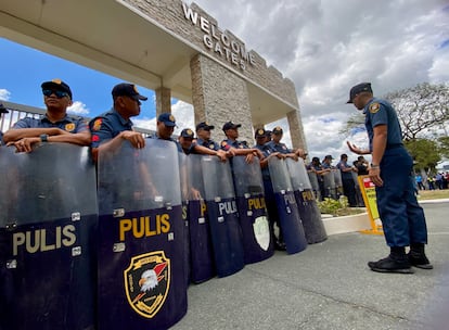 Agentes de policía montan guardia frente a la base aérea de Villamor, donde el expresidente Rodrigo Duterte fue llevado tras su arresto por orden de la Corte Penal Internacional (CPI), este martes en Pasay.
