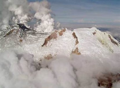 Vista aérea del volcán, cuyo pico central tiene una altitud de 5.364 metros sobre el nivel del mar.