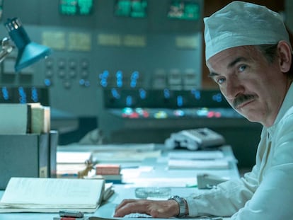 El actor Paul Ritter, en el papel del ingeniero Anatoly Dyatlov en la serie 'Chernobyl'.
