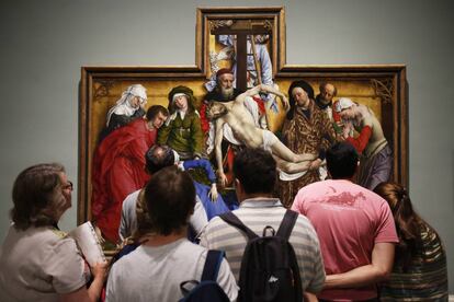 Visitantes en la exposición sobre Van der Weyden en el Prado en 2015.