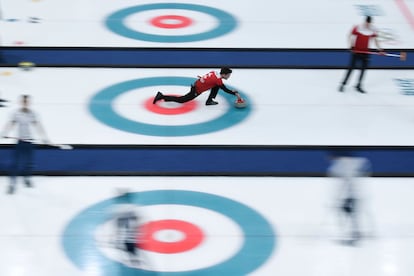 Peter de Cruz, de Suiza, durante la competición masculina de Curling que enfrentó a Suiza y a Italia en Gangneung, el 14 de febrero de 2018.