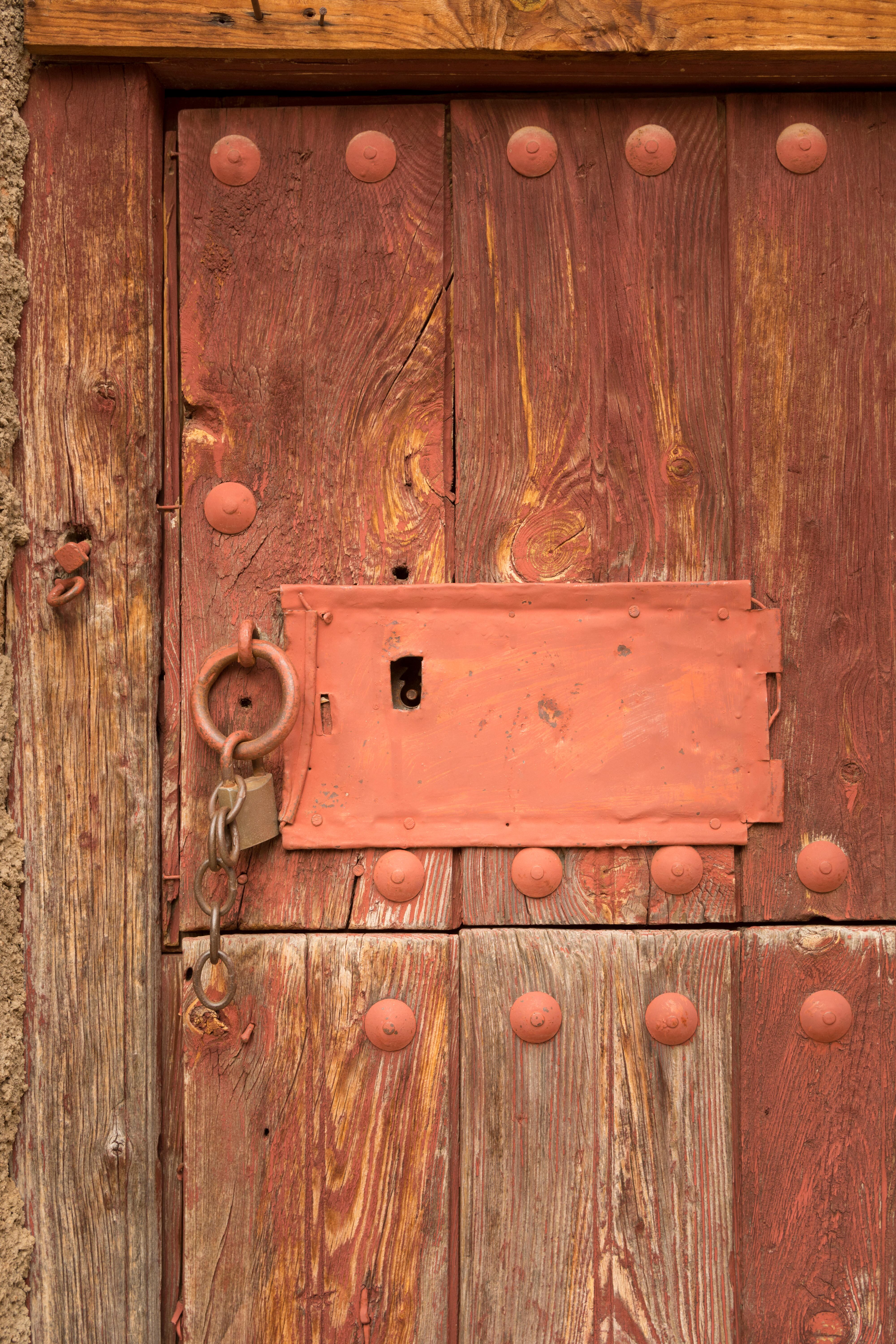 Detalle de una puerta en el casco viejo de Anento (Zaragoza).